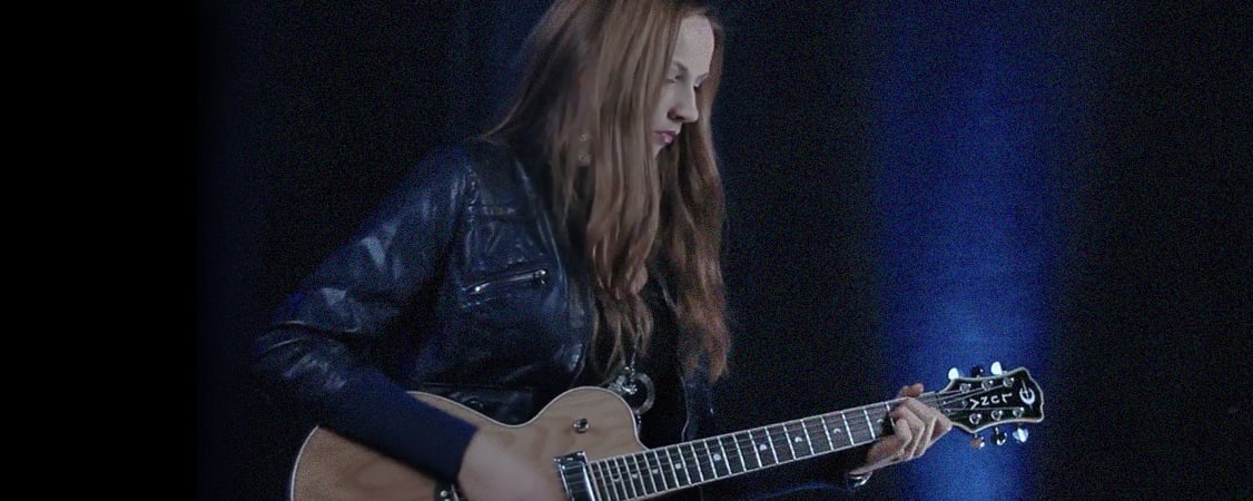 Justine Blazer - Luna Guitars Artist
