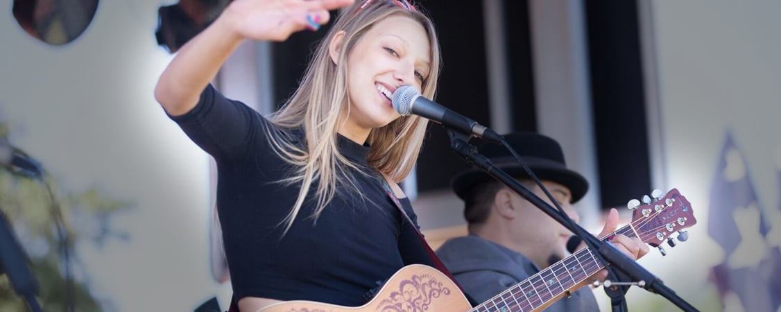 Carly Jo Jackson - Luna Guitars Artist