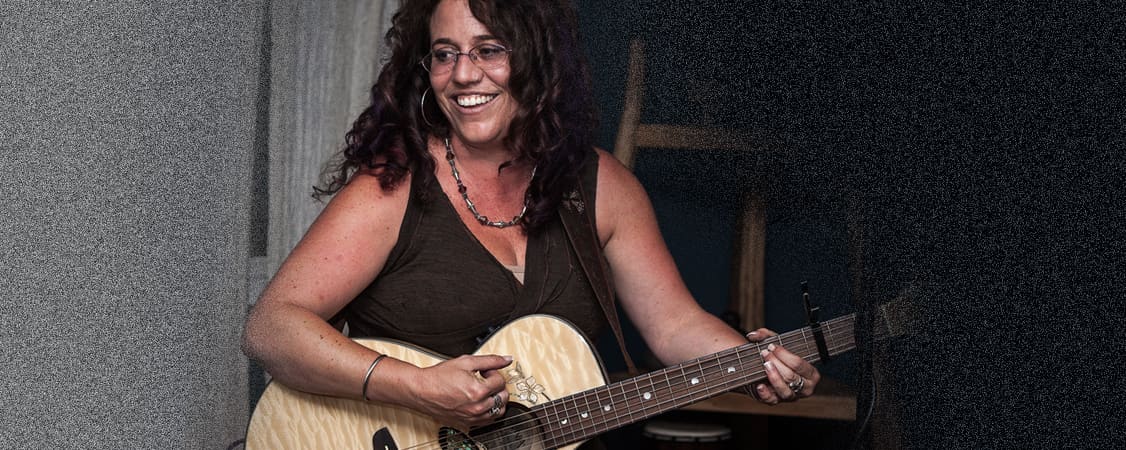 Rachel Sedacca - Luna Guitars Artist