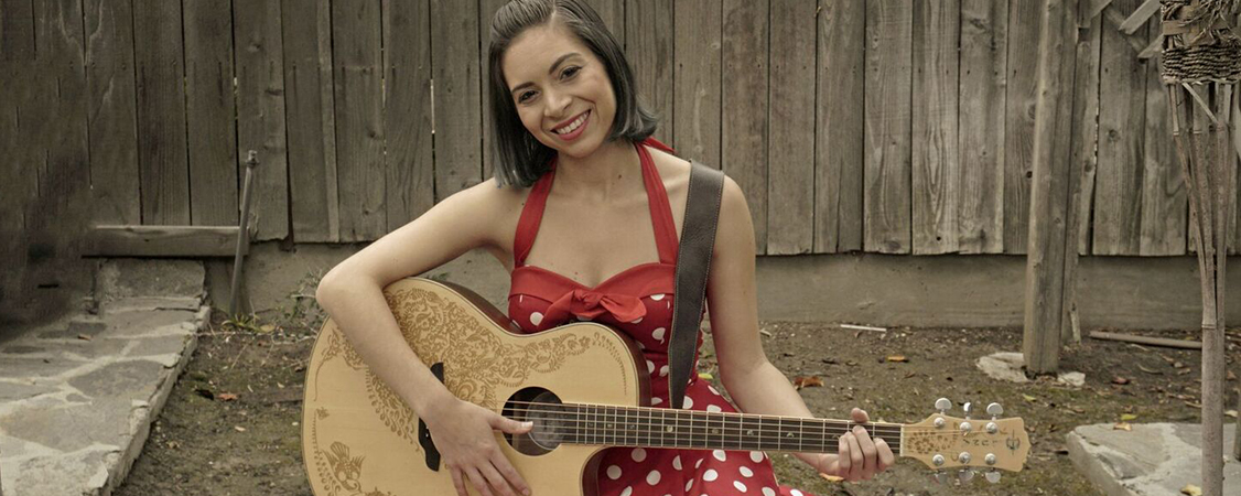 Sarah Lightman - Luna Guitars Artist