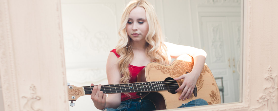 Vivian Hicks - Luna Guitars Artist